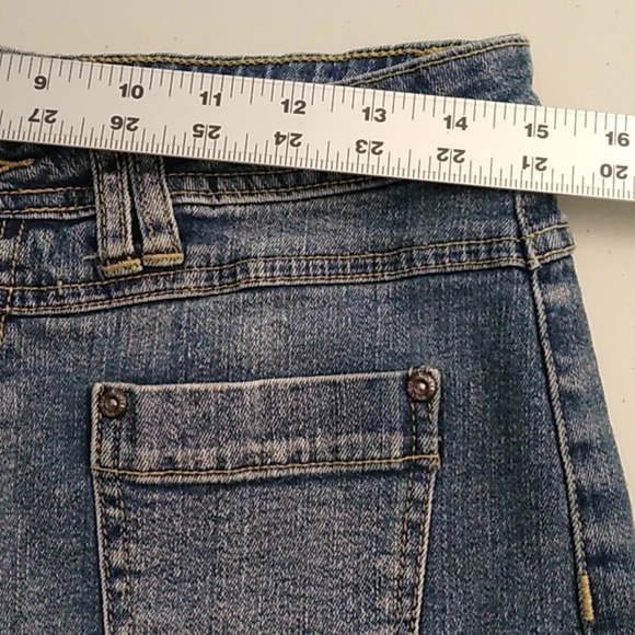 CATO DISTRESSED DENIM 4 POCKET 3" STRETCH MIDRISE JEAN SHORTS - Picture 3 of 5